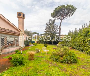 Villa con giardino privato di circa 500 mq e ampi spazi interni - Photo 3