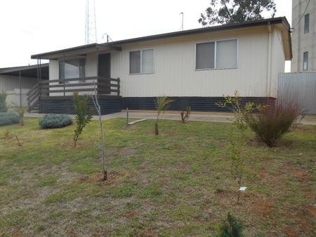 Lovely Three Bedroom Home - Photo 5