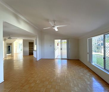 Two storey 4-Bedroom Family Home!!!! - Photo 3