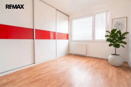 Pronájem prostorného bytu 3+1 s balkonem a sklepem | Ostroměř - Photo 3