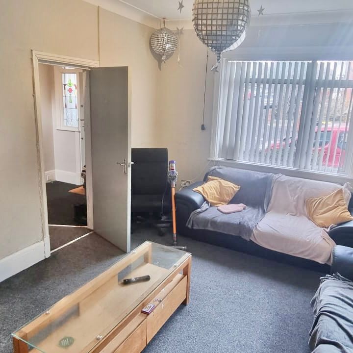 6 Bed - 1 Ash Crescent, Headingley, Leeds - LS6 3LE - Student - Photo 1