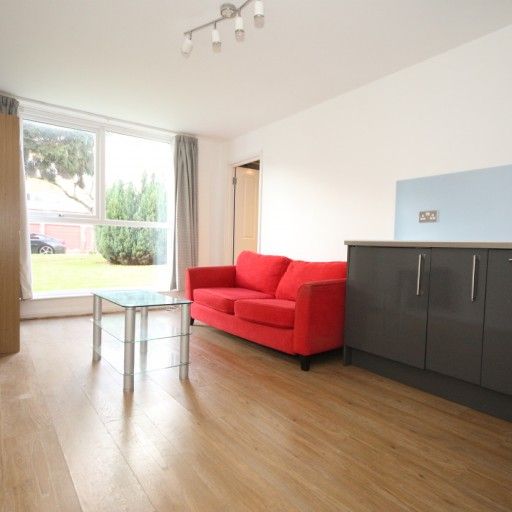 Park Drive, Woking - Photo 1