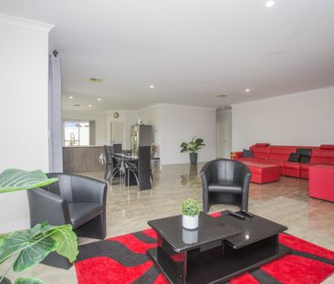 HUGE WELL MAINTAINED FAMILY HOME IN A QUIET STREET! NEAR KWINANA MA... - Photo 3