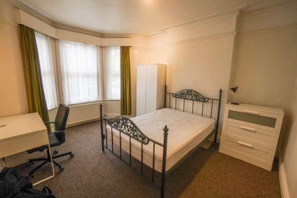 To Rent Shaftesbury Road, Charminster, Bournemouth, BH8 £2,450 pcm Tenancy Info - Photo 1