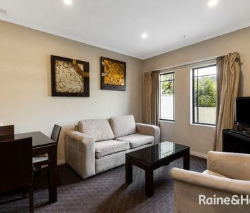 Chic Fully Furnished Inner-City Apartment - Prime CBD Location - Photo 2