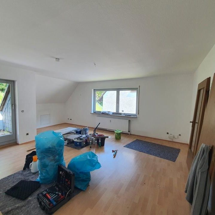 Schöne renovierte 3 Zimmer Wohnung im DG in ruhiger, schöner, grüner Lage mit Balkon und Sellplatz - Photo 1