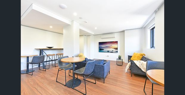 STUDENT ACCOMMODATION - SECURITY BUILDING -LIFT AVAILABLE - RENT INCLUDES ELECTRICITY WATER AND INTERNET - Photo 1