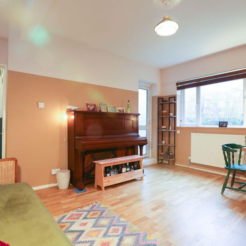 2 bedroom Flat To Let - Photo 1