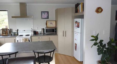 Modern home, two bathrooms & indoor/outdoor flow - Photo 4