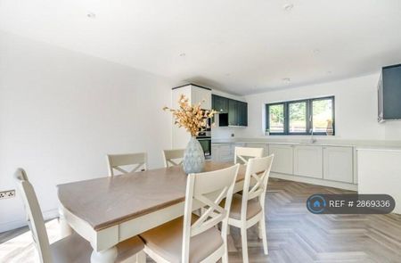 4 bedroom detached house to rent - Photo 3