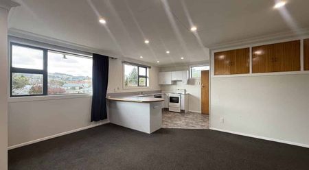 Garaging galore and a sunny and tidy home! - Photo 4