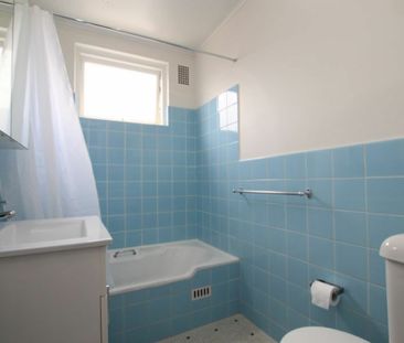 Modern 2 Bedroom Unit in a quiet location - Photo 3