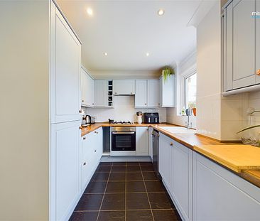 Three bedroom mid-terrace house, in good decorative order, located close to Hassocks train station. Offered to let part/un-furnished. Available 3rd June 2024. - Photo 2