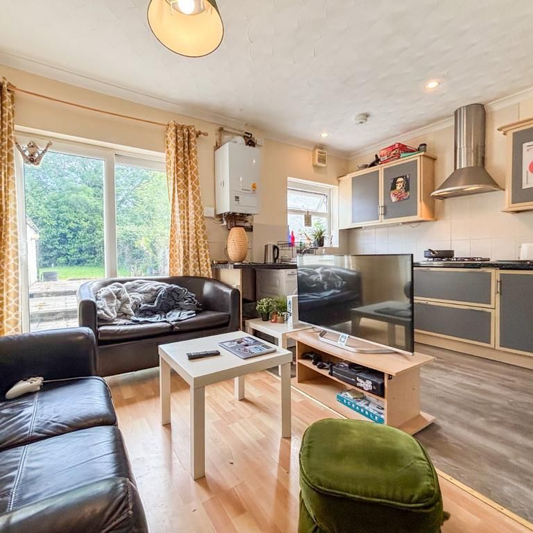 6 bedroom semi-detached house to rent - Photo 1