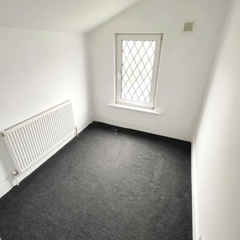 2 bedroom end of terrace house to rent - Photo 1