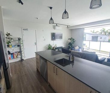 Perfect lock up and go! Furnished 2 bed + study - Photo 3