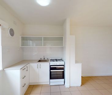 LOCATION, LOCATION! - Photo 3