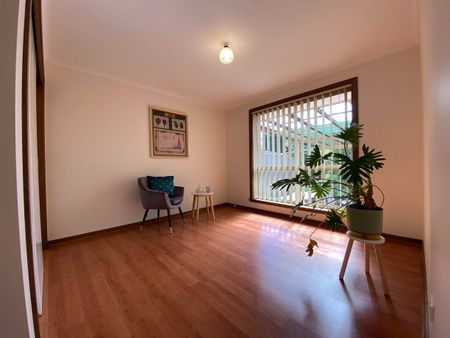 charming 3 bedroom home - Photo 3