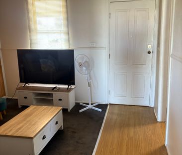 1-2 bedroom partially furnished cottage - Photo 4