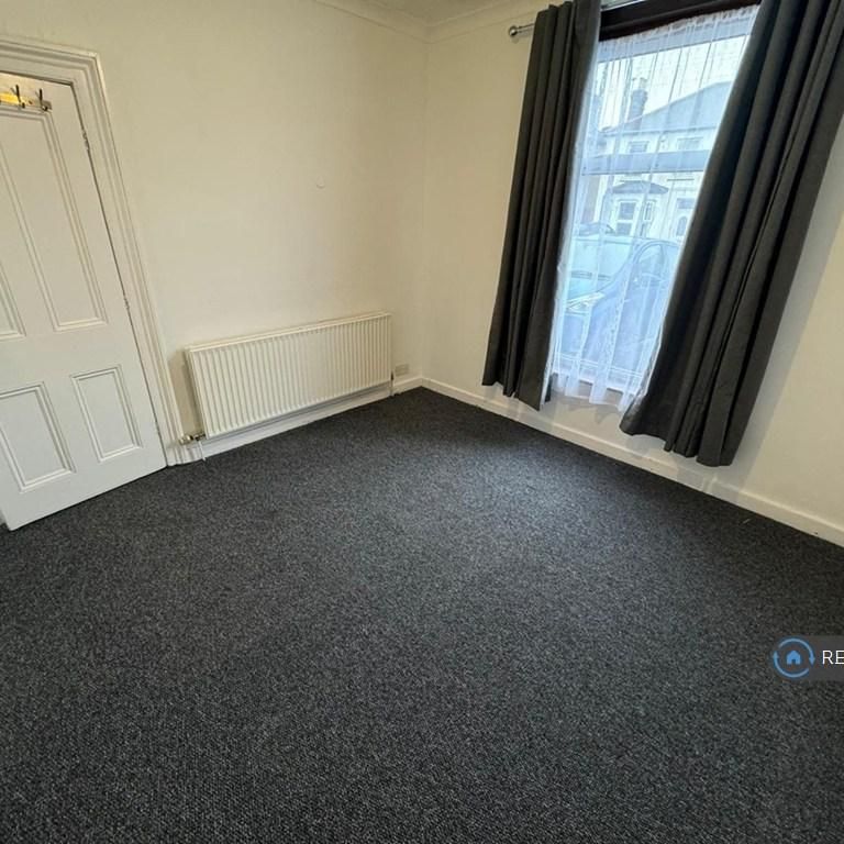 4 bedroom semi-detached house to rent - Photo 1
