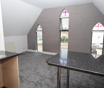 2 bedroom Apartment to let - Photo 2