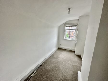 Available NOW FULLY REFURBISHED - Rent Amount: £850per month - Deposit / Bond: £850 - 3 Bedrooms, living room, dining room, fitted kitchen - 1 Bathrooms - Property comes un-furnished - Minimum tenancy term is 6 months - Family Friendly - Bills NOT Included WE DON’T CHARGE ADMIN FEES! - Photo 5