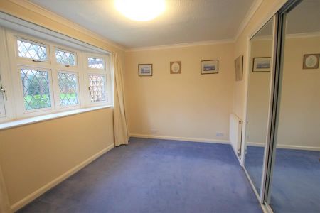 Claydon Road, Woking - 3 bedrooms Property for lettings - Seymours - Photo 5