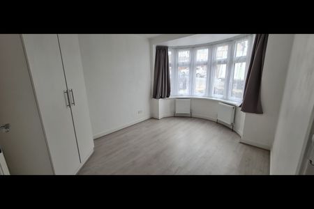 4 Bed Terraced House, Wakemans Hill Avenue, NW9 - Photo 5