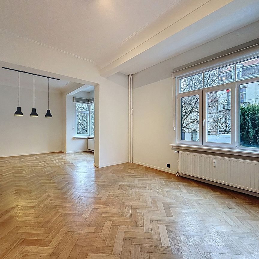 Gelijkvloerse verdieping met één slaapkamer in Ixelles - Photo 1