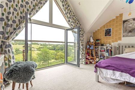 Unique Family Home overlooking the breathtaking Cotswold countryside. - Photo 5