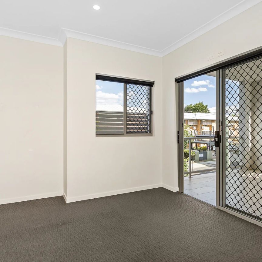 Modern 2 bedroom 2 bathroom Apartment in the Heart of Nundah - Photo 1