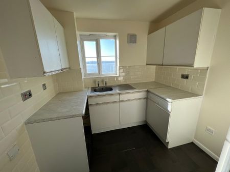 Two Bedroom Flat to Let in Grays, Essex RM17 6QG - Photo 4