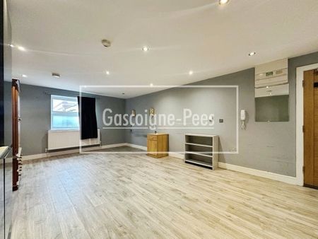 Town Centre - Aldershot - GU11 - Photo 2