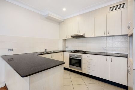 Lovely Spacious Apartment in Great Location - Photo 4