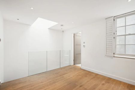 1 bedroom house in London - Photo 2