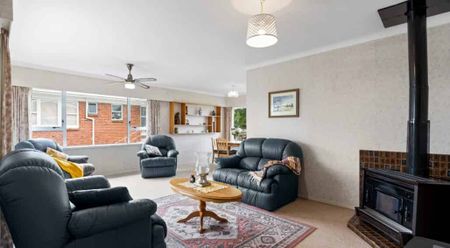 Lovely Brick & Tile 3-Bedroom Home - Photo 2