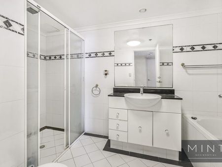 Fully Furnished Apartment at Regis Towers! - Photo 5