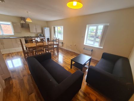 4 Bed - Flat 1, 17a Stonegate Road, Leeds - LS6 4HZ - Student/Professional - Photo 5