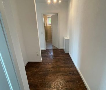 Moderne Wohnung mit Dachterrasse und Küche und Carport - Photo 2