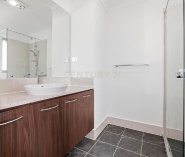 Spacious 6 Bedroom Family Home in Catherine Field - Photo 5