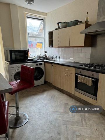 1 bedroom in a house share to rent - Photo 3