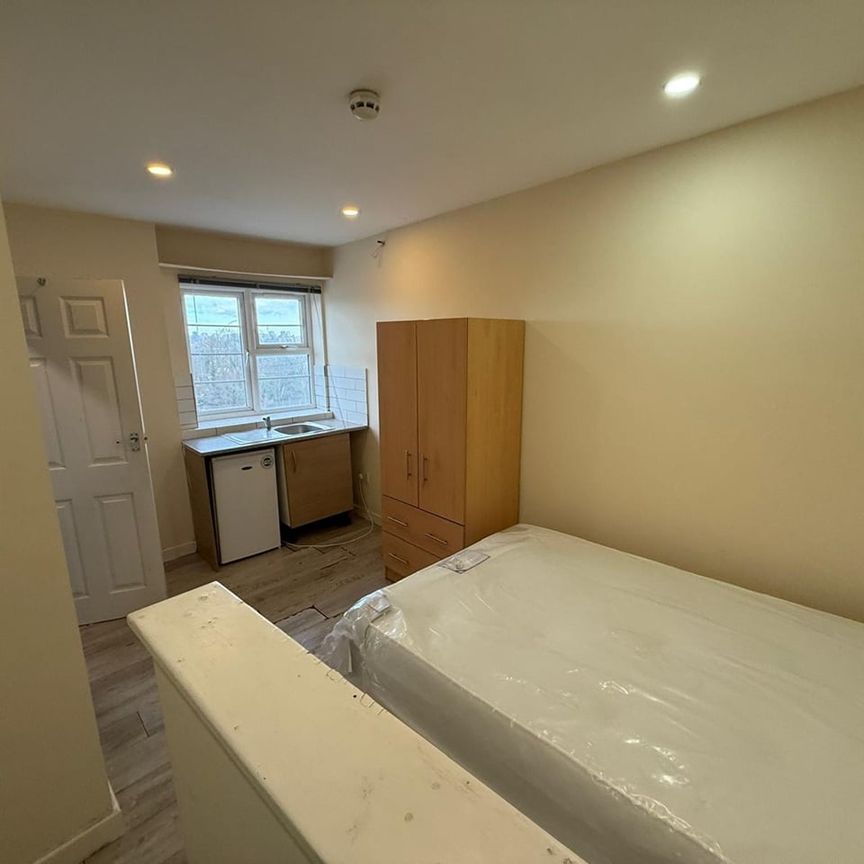Studio Flat, Ashbourne Parade, W5 - Photo 2