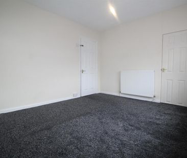 3 Bedroom House - Mid Terrace To Let - Photo 2