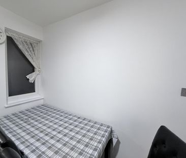 4 bedroom terraced house to rent - Photo 3