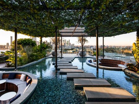 Oxley + Stirling Residences - Top Floor Fully Furnished Unit + Storage Cage - Photo 4