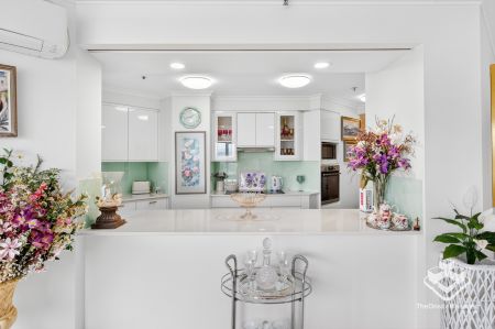 Luxury Renovated Apartment in Paradise Waters with Stunning Views - Photo 4