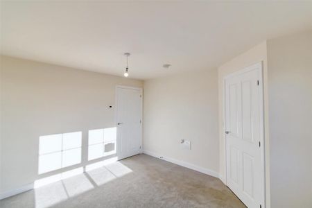 3 bedroom end of terrace house to rent - Photo 2