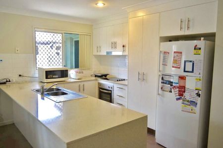 SPACIOUS 3 BEDROOM HOUSE!!READY TO MOVE IN - Photo 4