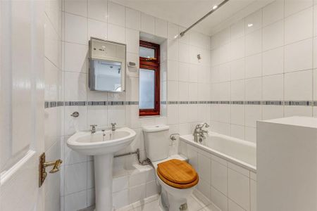 4 bedroom detached house to rent - Photo 4