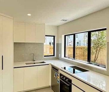 Stunning New 5-Bedroom Home in Otahuhu - Photo 2